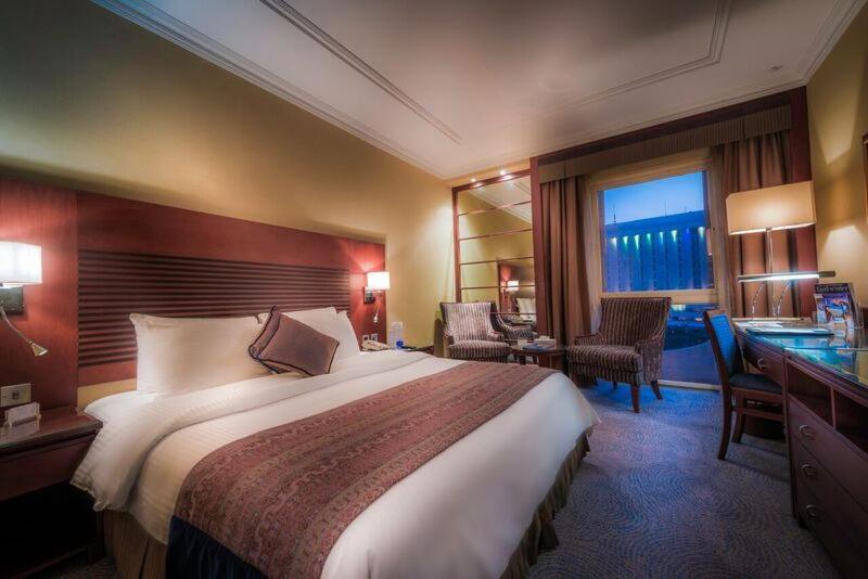 Golden Tulip Bahrain Hotel Manamah Buitenkant foto